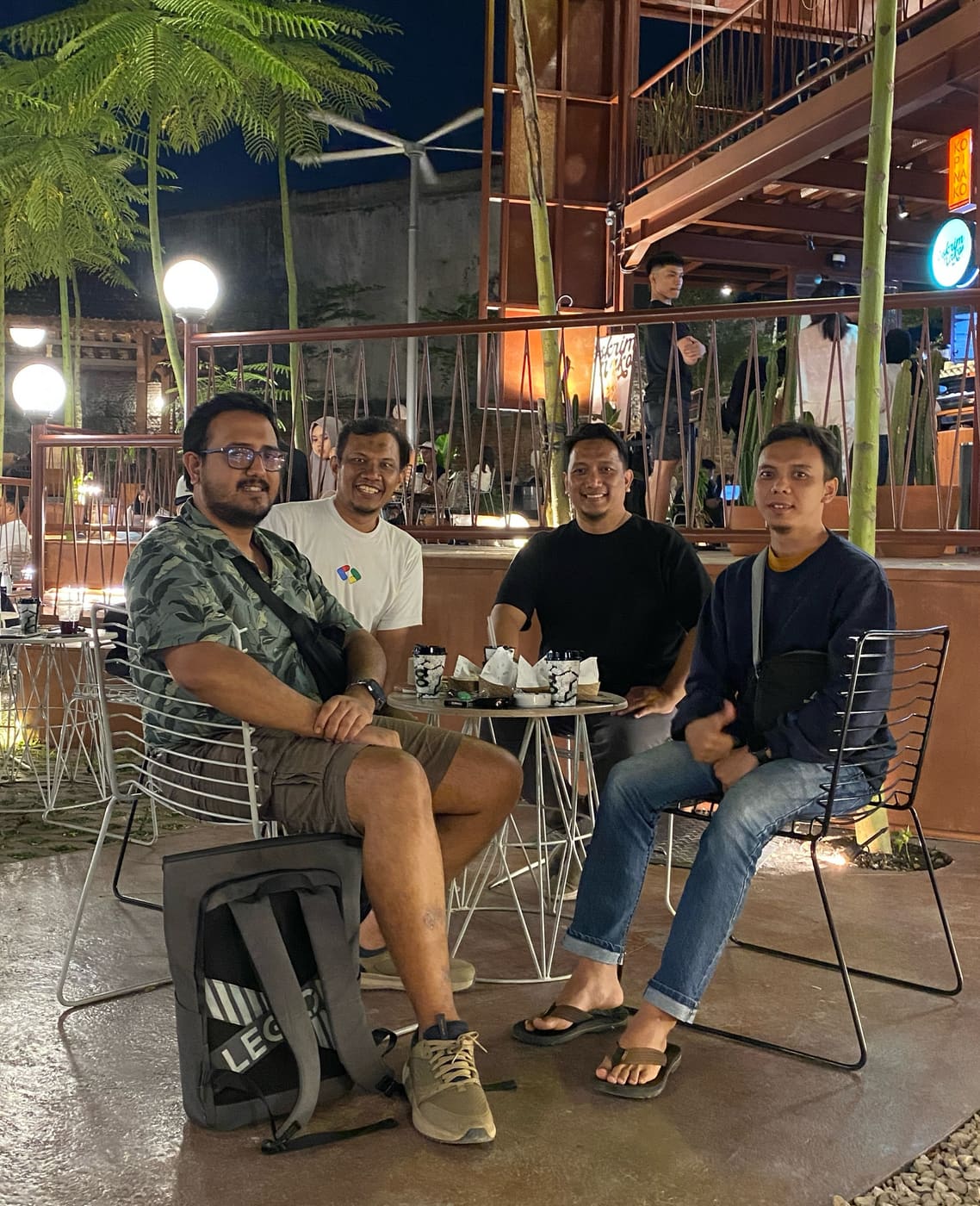 Empat anggota Tech Voice Indonesia berbincang santai saat meetup komunitas.